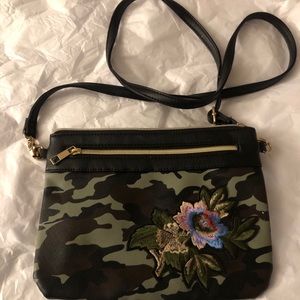 I’m selling a cross body bag.